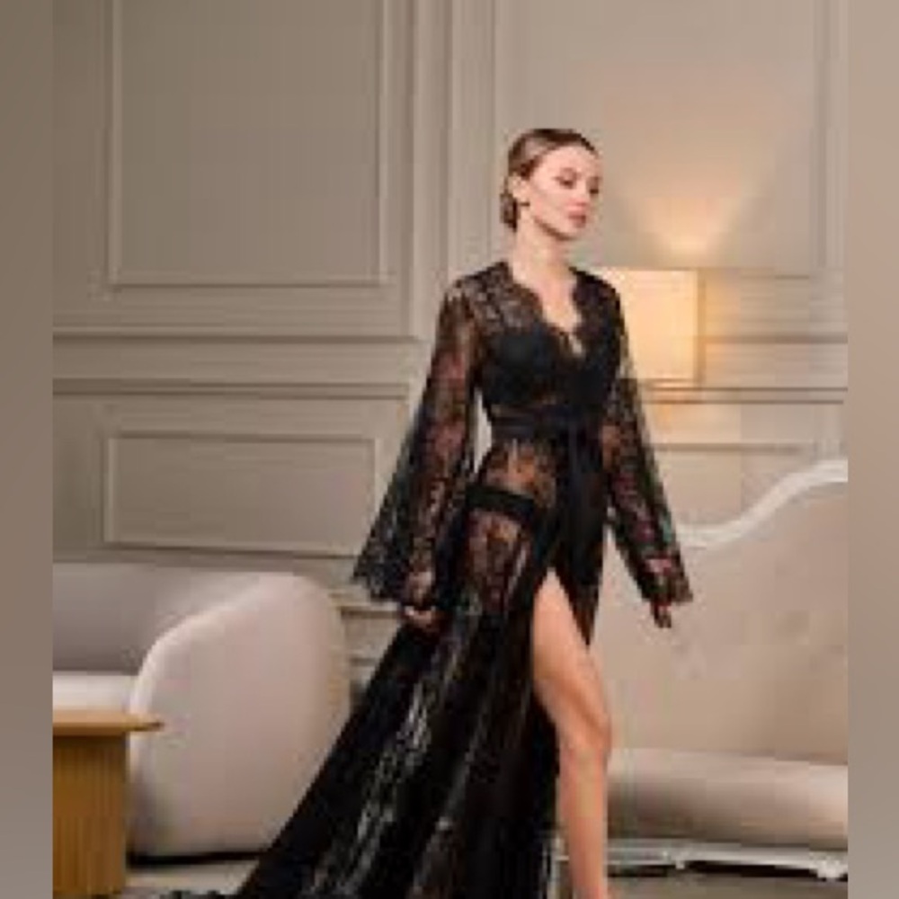 NWOT Seraphina Dreams Elegant Black Lace Robe, size M